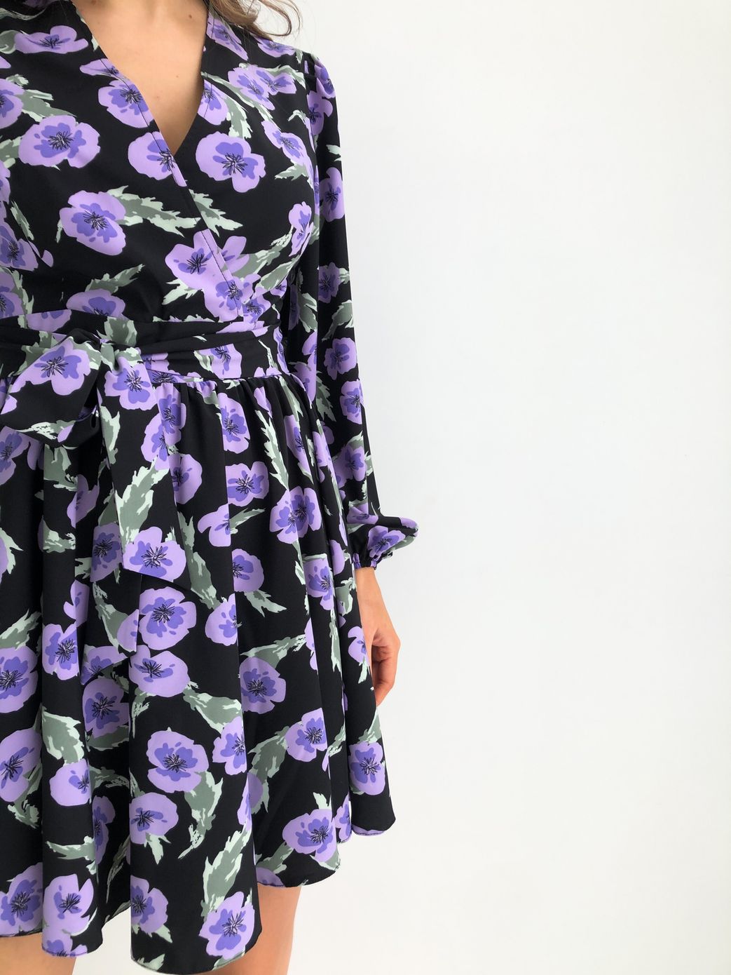 Платье мини на запах черное в фиолетовые цветы, Черный, S