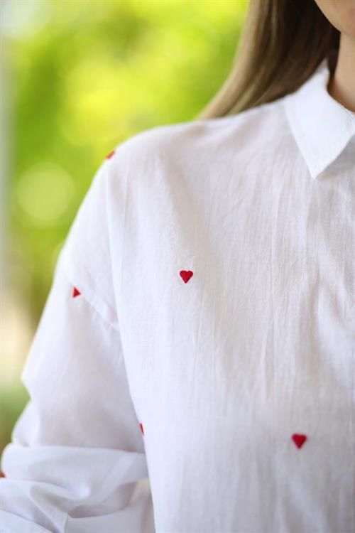 Рубашка белая с вышитыми сердечками, Белый, XS-S