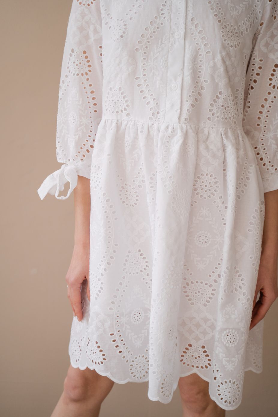 Платье оверсайз из прошвы с завязками на рукавах, Белый, универсальный (S-L)