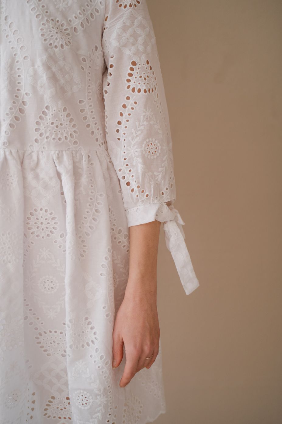 Платье оверсайз из прошвы с завязками на рукавах, Белый, универсальный (S-L)