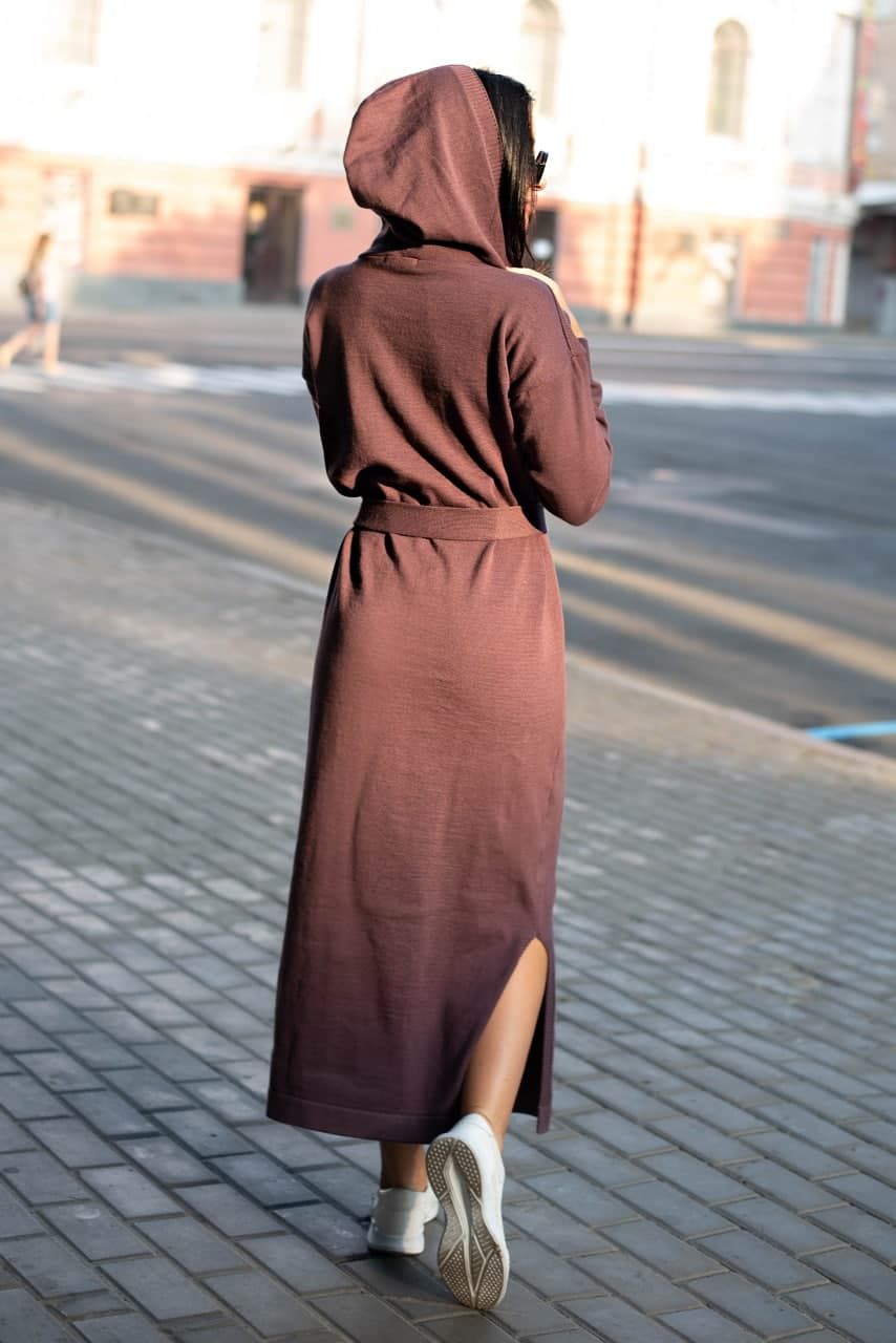 Платье макси вязаное свободного кроя Агата с капюшоном сливовое, Слива, S-M