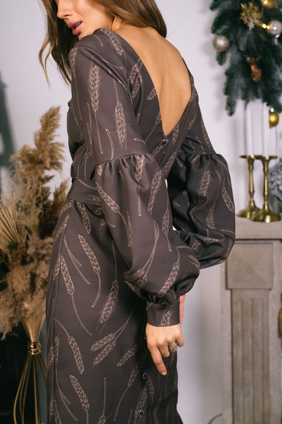 Платье с откытой спиной и объемными рукавами в принт колоски, Шоколадный, XS-S