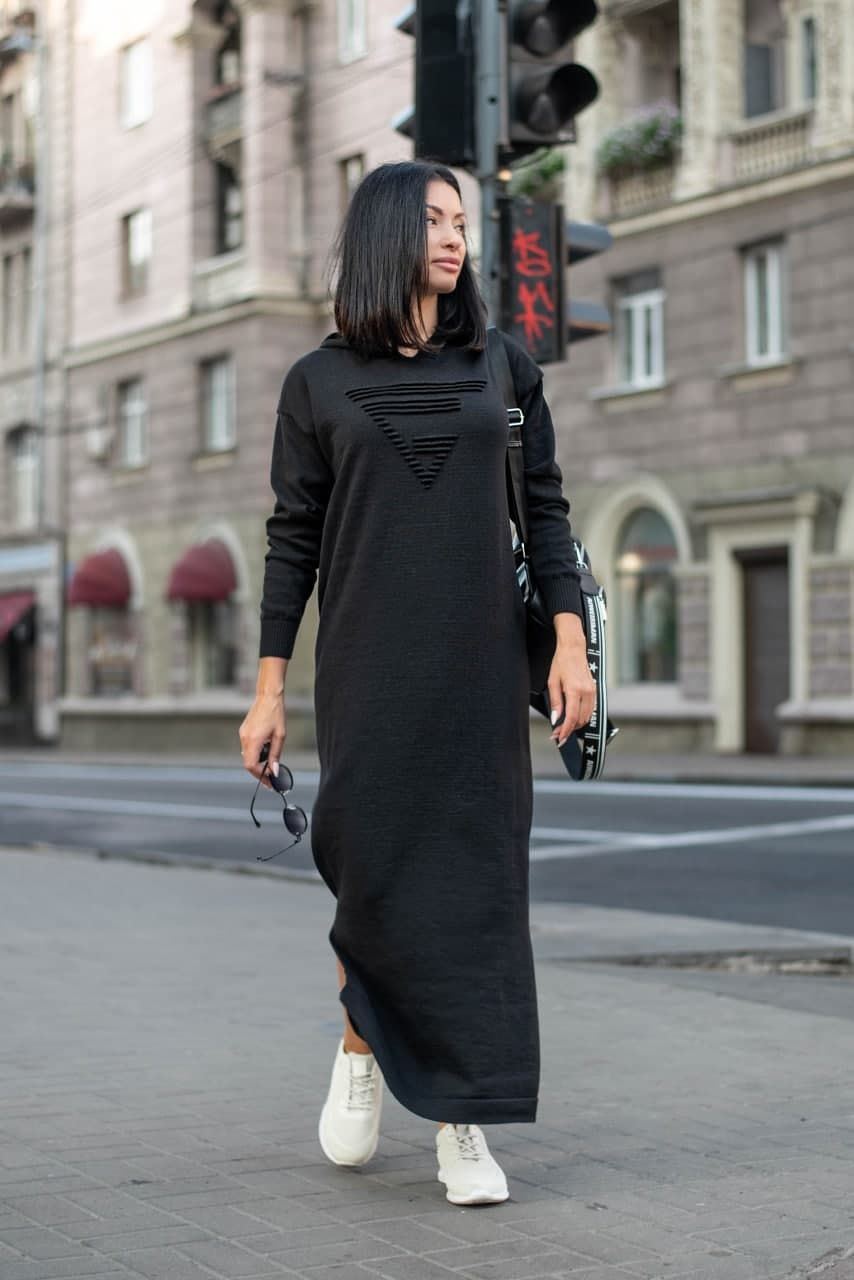 Платье макси вязаное свободного кроя Агата с капюшоном черное, Черный, S-M